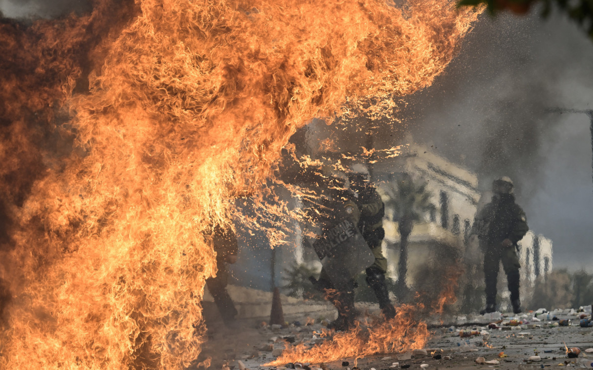 Pedras e coquetéis molotov foram atirados contra as forças de segurança, que responderam com gás lacrimogêneo - AFP