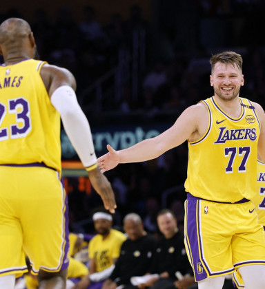JAMES ジェームス ユニバ 当選 ラキドロ CORTIS Doncic e LeBron James brilham, e Lakers vencem quarta seguida na