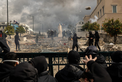 Vídeo: protestos que reúnem mais de 320 mil na Grécia têm pedradas e confrontos com polícia