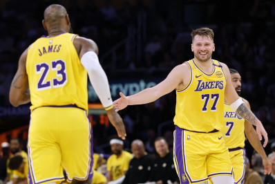Doncic e LeBron James combinam 63 pontos e comandam oitava vitória seguida dos Lakers
