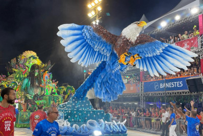 Prefeito no ES ameaça cortar verba de escola de samba que homenageia MST