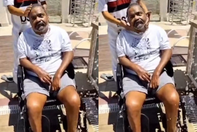 Arlindo Cruz toma banho de chuveirão para aliviar calor no Rio