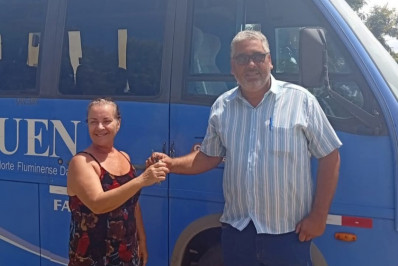 Parceria com Uenf garante doação de micro-ônibus para governo municipal