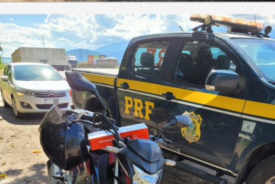 Adolescente é flagrado pilotando moto e confessa que pai autorizou