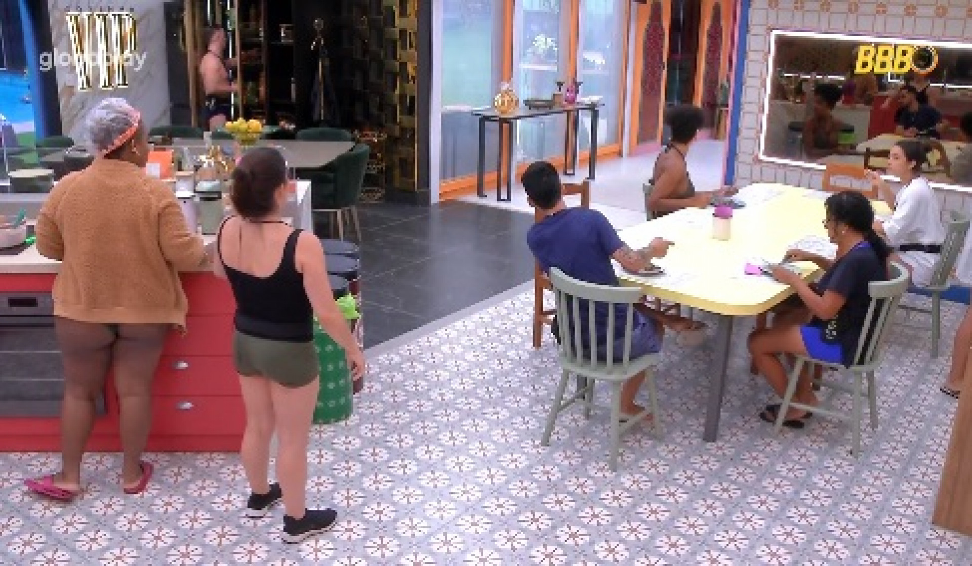 Participantes ficaram curiosos com robô nos telões da casa  - Reprodução de Vídeo