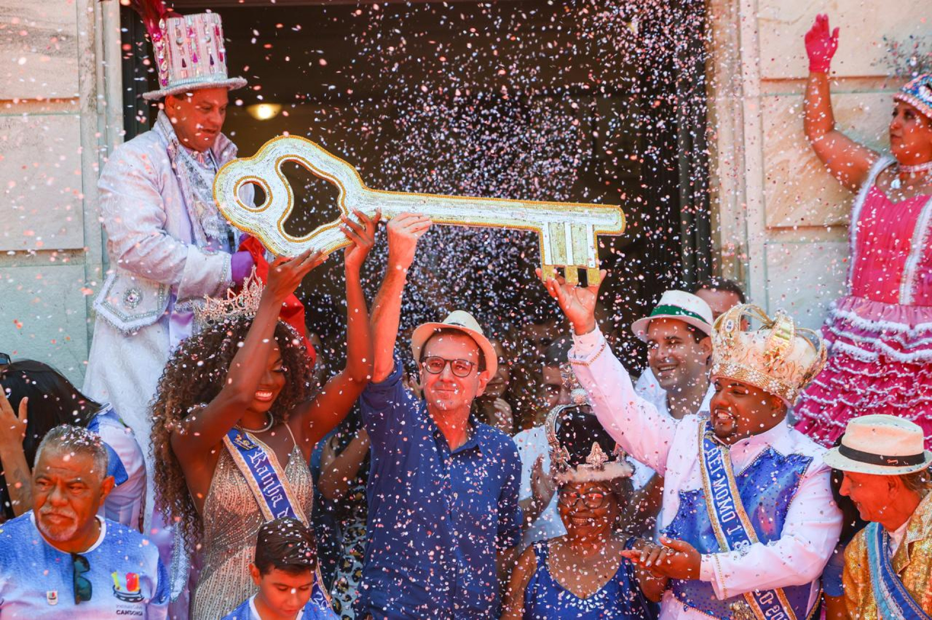 Paes entrega as chaves da cidade para o Rei Momo, Kaio Mackenzie, e sua Corte Real, em cerimônia no Palácio da Cidade - Renan Areias/Agência O Dia