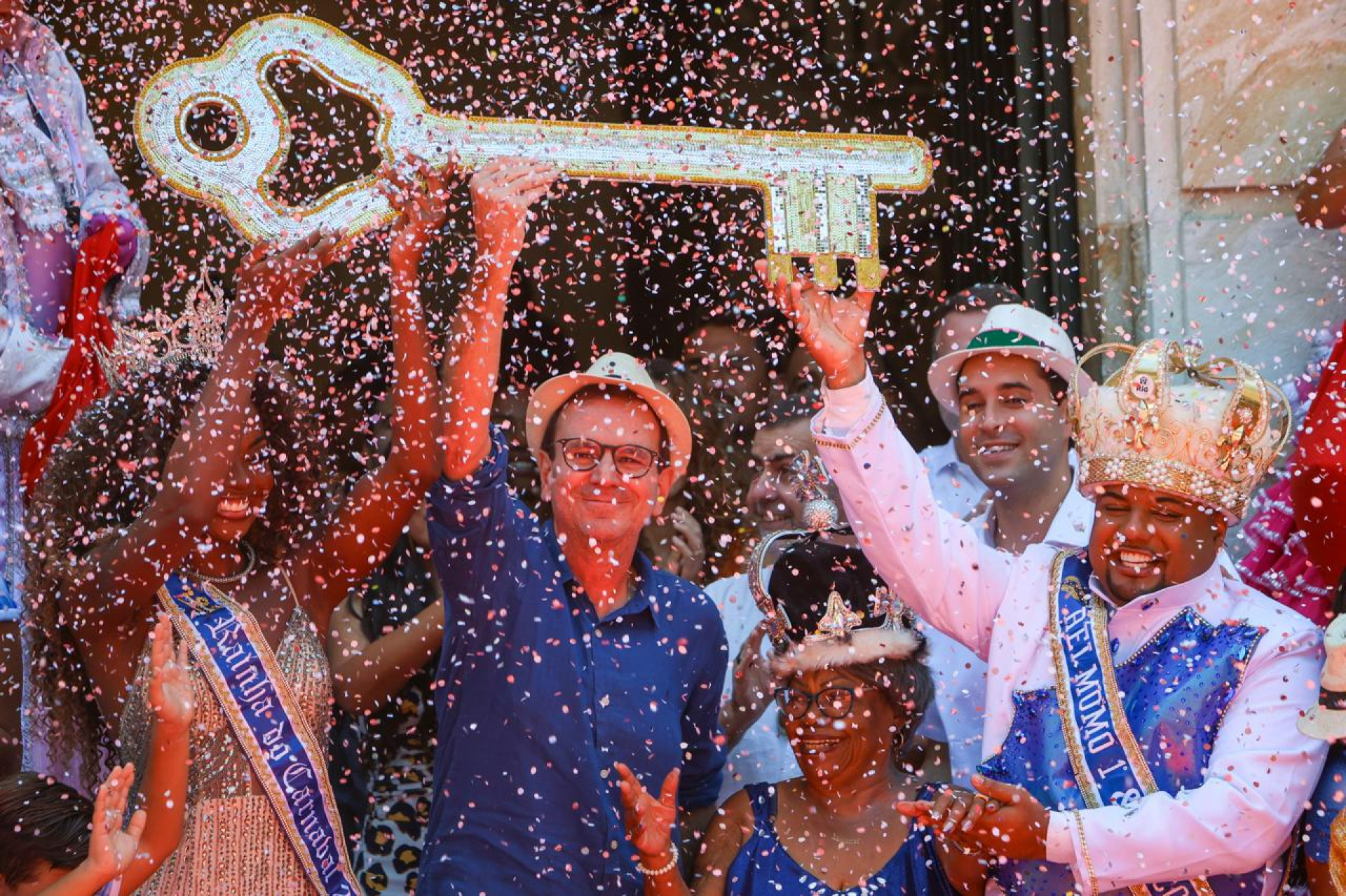 Paes entrega as chaves da cidade para o Rei Momo, Kaio Mackenzie, e sua Corte Real, em cerimônia no Palácio da Cidade - Renan Areias/Agência O Dia