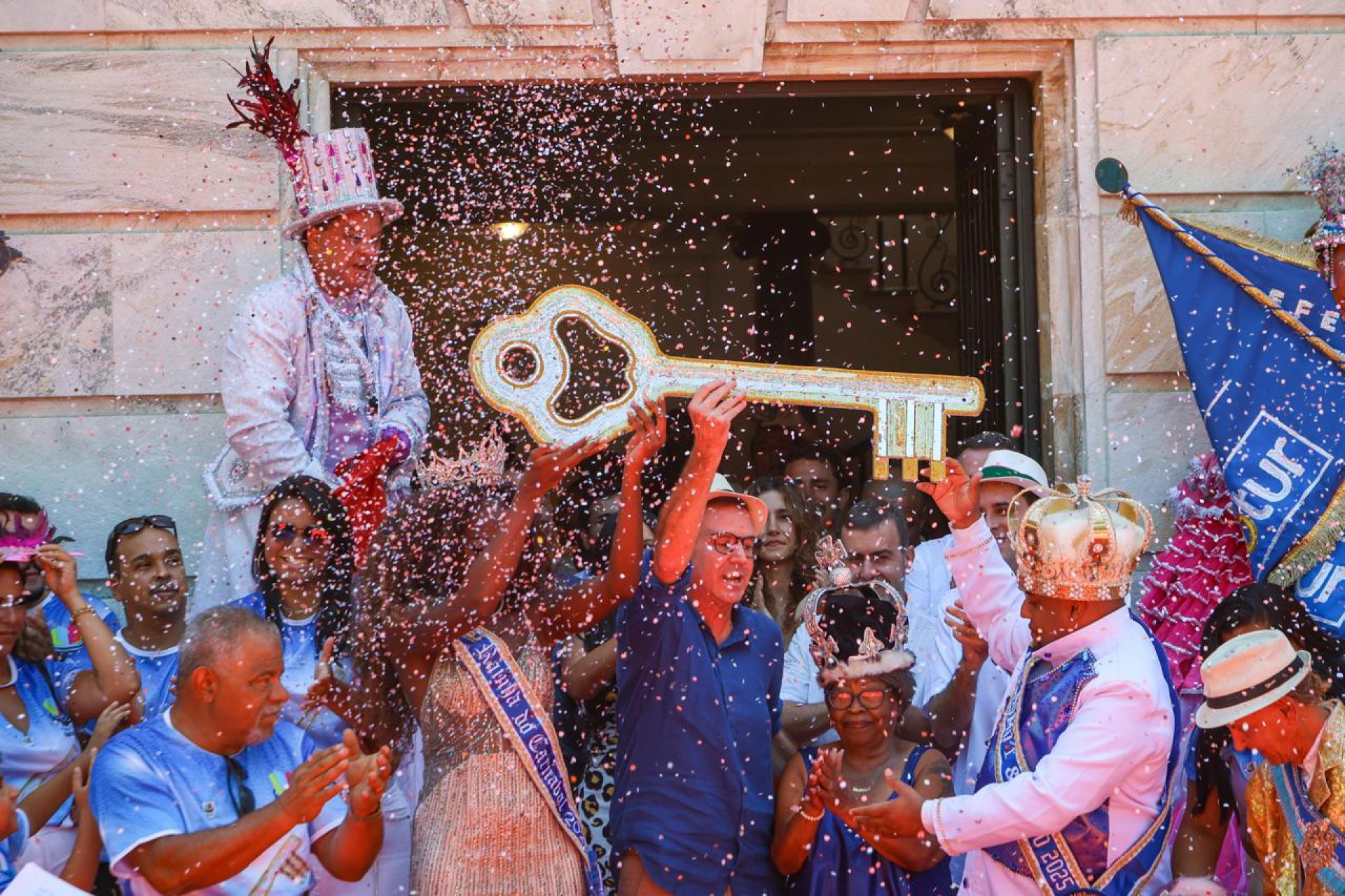 Paes entrega as chaves da cidade para o Rei Momo, Kaio Mackenzie, e sua Corte Real, em cerimônia no Palácio da Cidade - Renan Areias/Agência O Dia