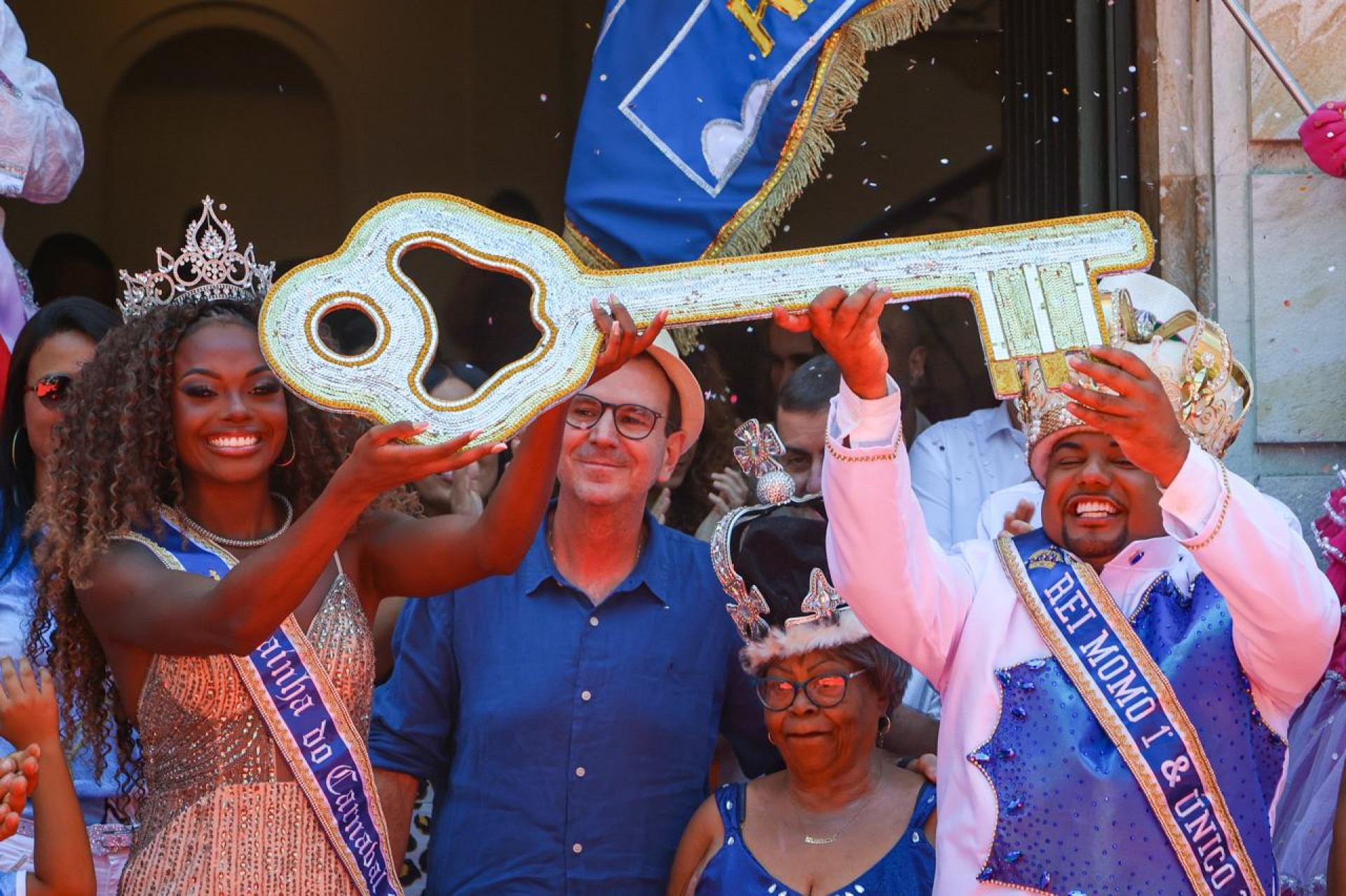 Paes entrega as chaves da cidade para o Rei Momo, Kaio Mackenzie, e sua Corte Real, em cerimônia no Palácio da Cidade - Renan Areias/Agência O Dia