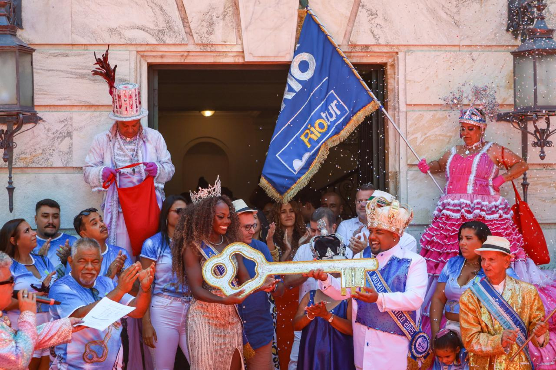Paes entrega as chaves da cidade para o Rei Momo, Kaio Mackenzie, e sua Corte Real, em cerimônia no Palácio da Cidade - Renan Areias/Agência O Dia