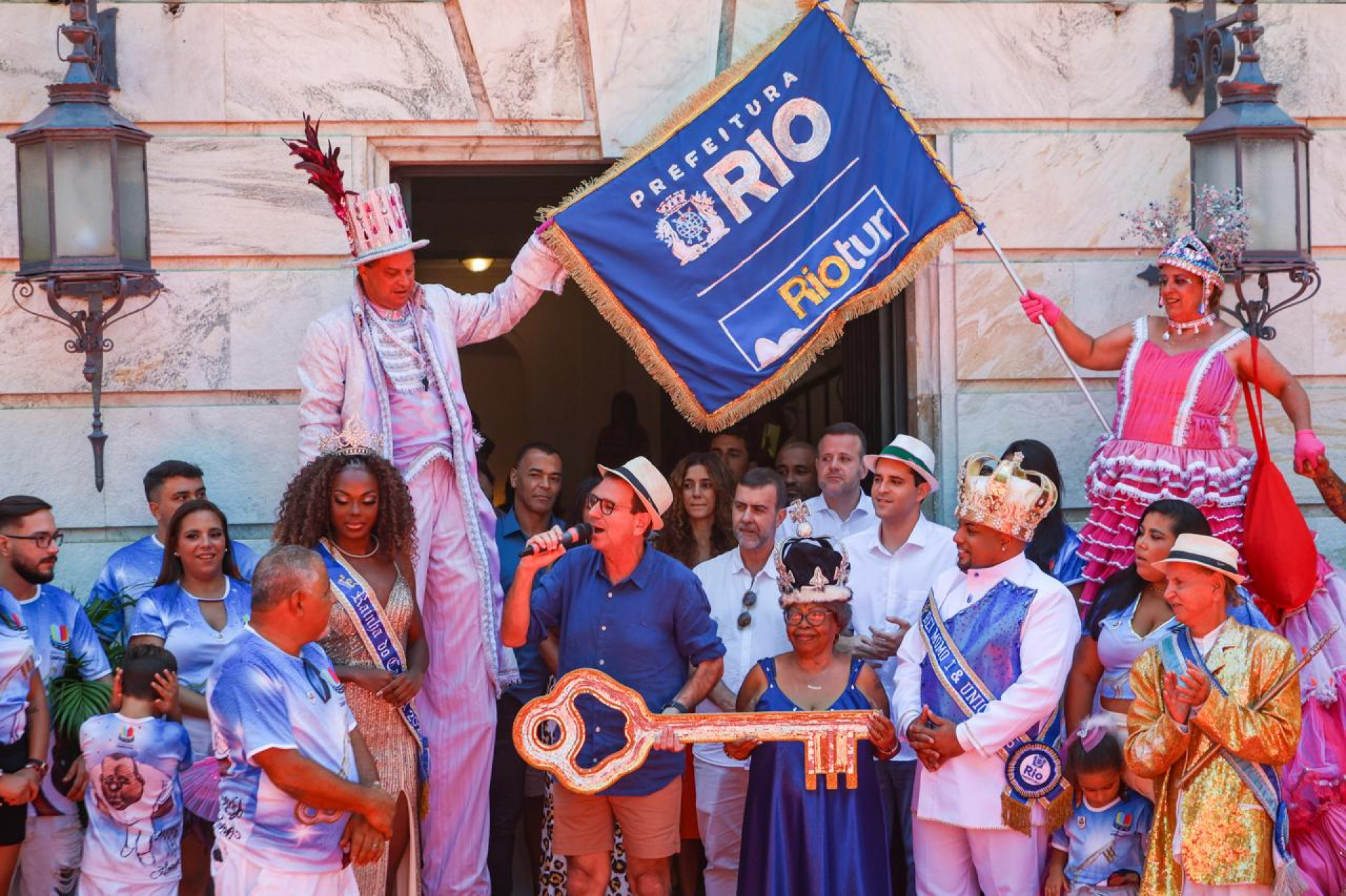 Paes entrega as chaves da cidade para o Rei Momo, Kaio Mackenzie, e sua Corte Real, em cerimônia no Palácio da Cidade - Renan Areias/Agência O Dia