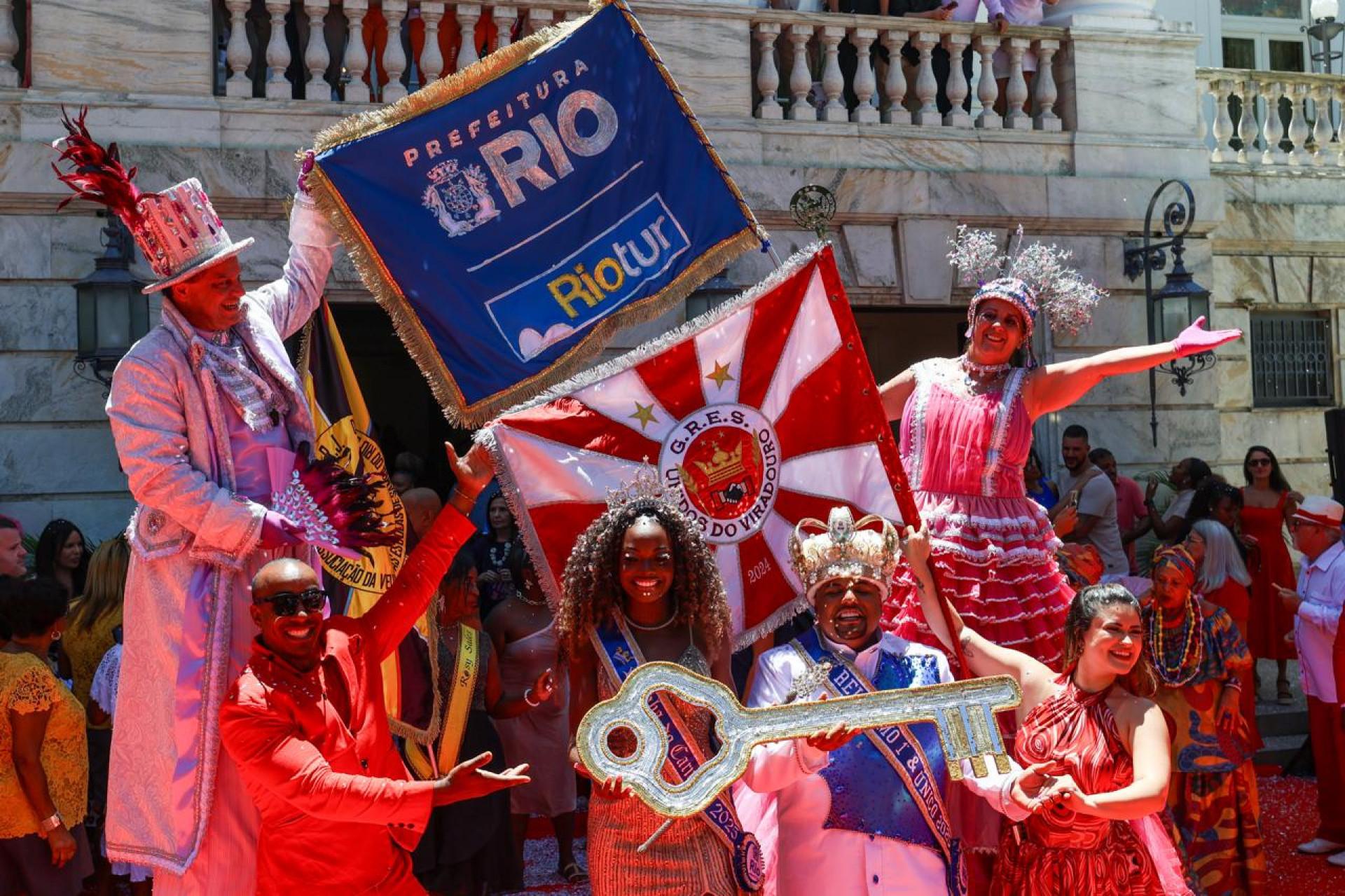 Cerimônia de entrega das chaves contou com a participação da bateria da Acadêmicos do Viradouro - Renan Areias/Agência O Dia