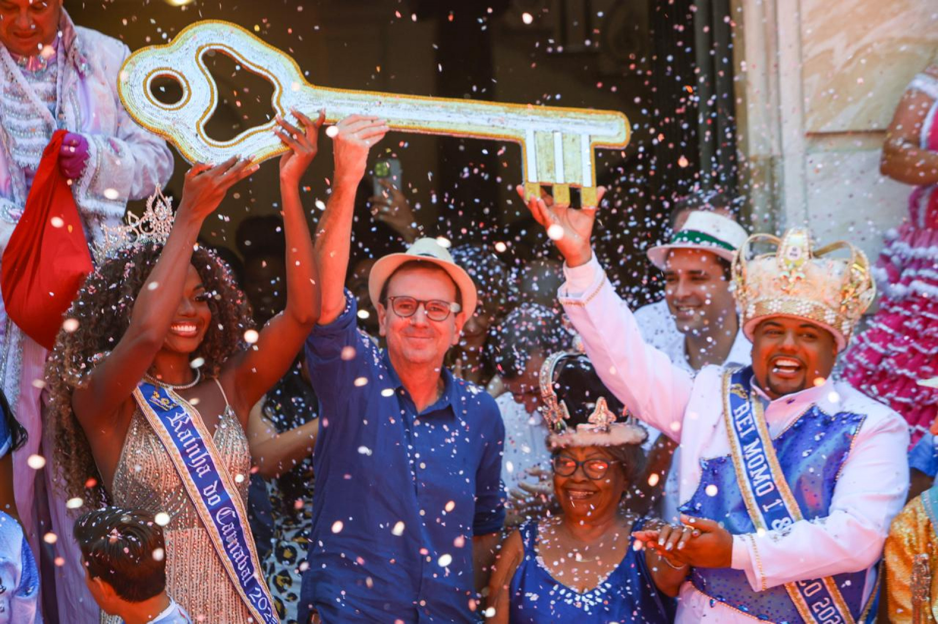 Paes entrega as chaves da cidade para o Rei Momo, Kaio Mackenzie, e sua Corte Real, em cerimônia no Palácio da Cidade - Renan Areias/Agência O Dia