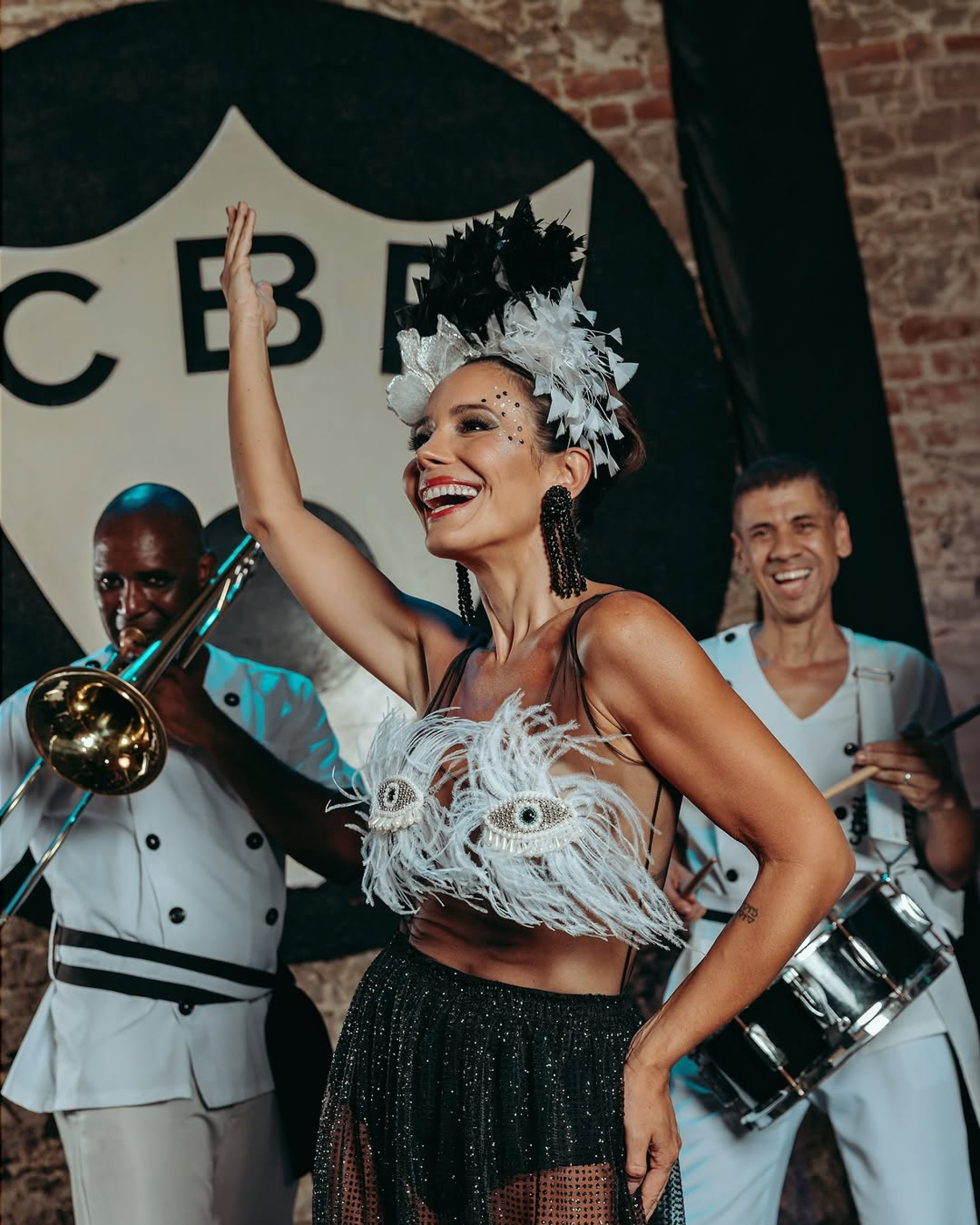 Ju Knust brilha em ensaio ao lado dos m&uacute;sicos do Cord&atilde;o da Bola Preta
 - Warley Venancio/Divulga&ccedil;&atilde;o