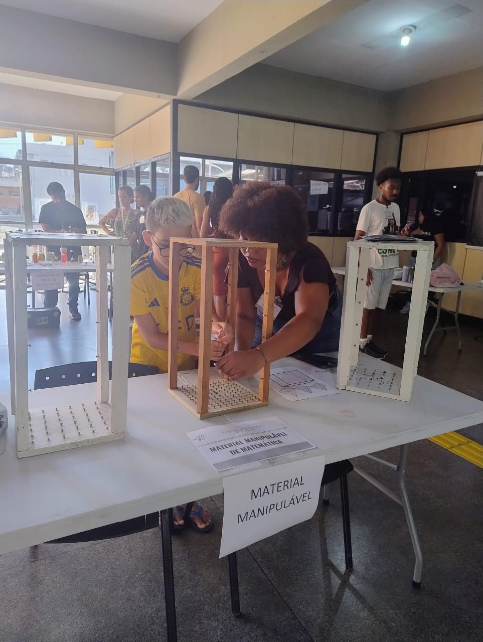 Na oficina na &aacute;rea da qu&iacute;mica, o visitante constru&iacute;a mol&eacute;culas com isopor e palitos de churrasco e pintava de acordo com o g&ecirc;nero e suas cores espec&iacute;ficas - Divulga&ccedil;&atilde;o / IFRJ Nil&oacute;polis