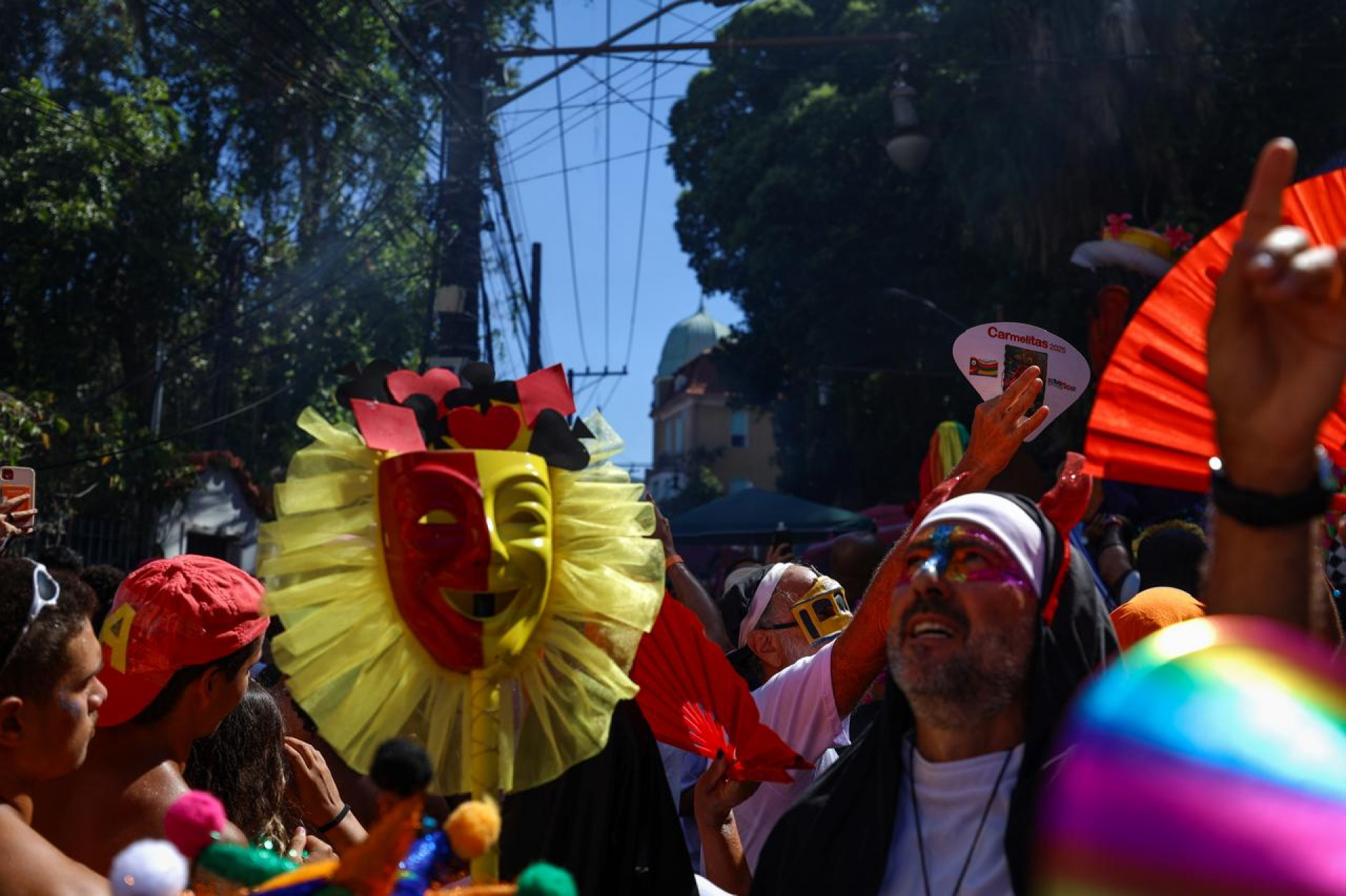 Bloco das Carmelitas arrasta foliões pelas ruas de Santa Teresa, nesta sexta-feira (28)
- Renan Areias/Agência O Dia