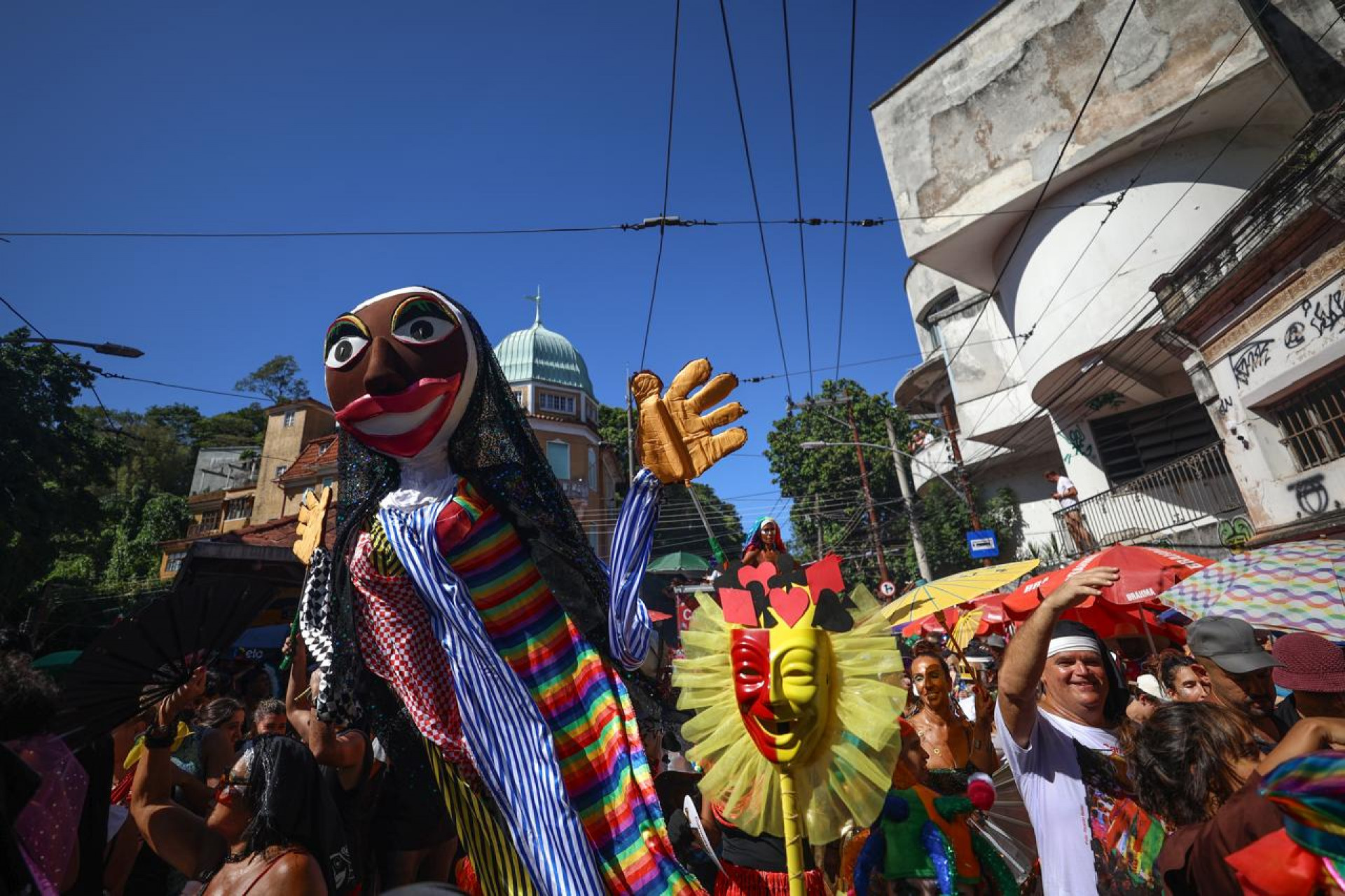 Bloco das Carmelitas arrasta foliões pelas ruas de Santa Teresa, nesta sexta-feira (28)
- Renan Areias/Agência O Dia