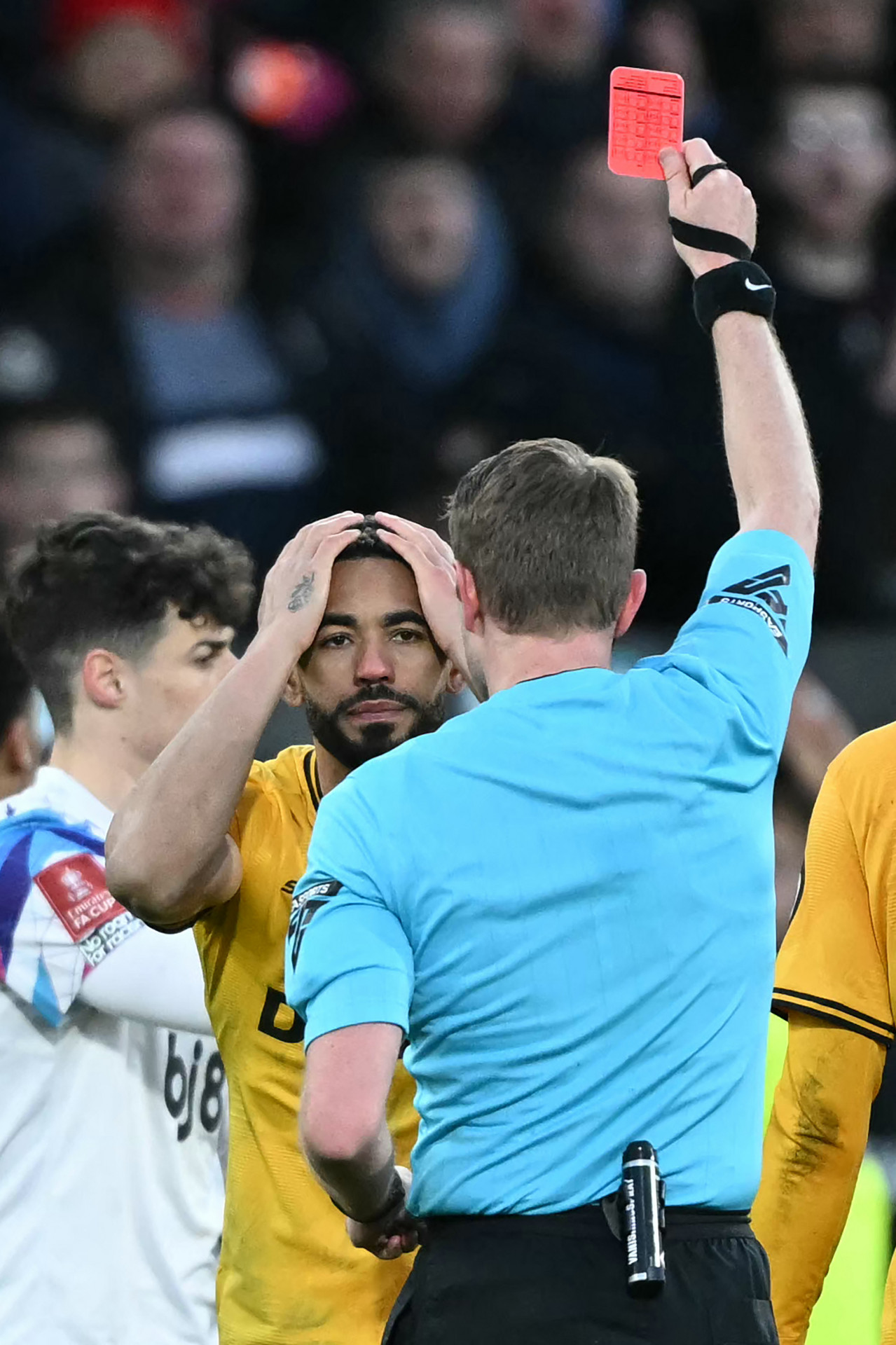 Momento em que Matheus Cunha recebe o cart&atilde;o vermelho - Justin Tallis / AFP
