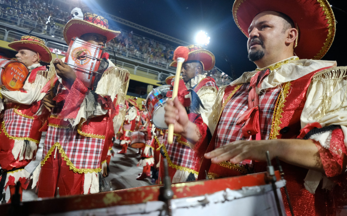 Bateria da Est&aacute;cio de S&aacute; na Avenida; escola foi uma das melhores do primeiro dia da S&eacute;rie Ouro