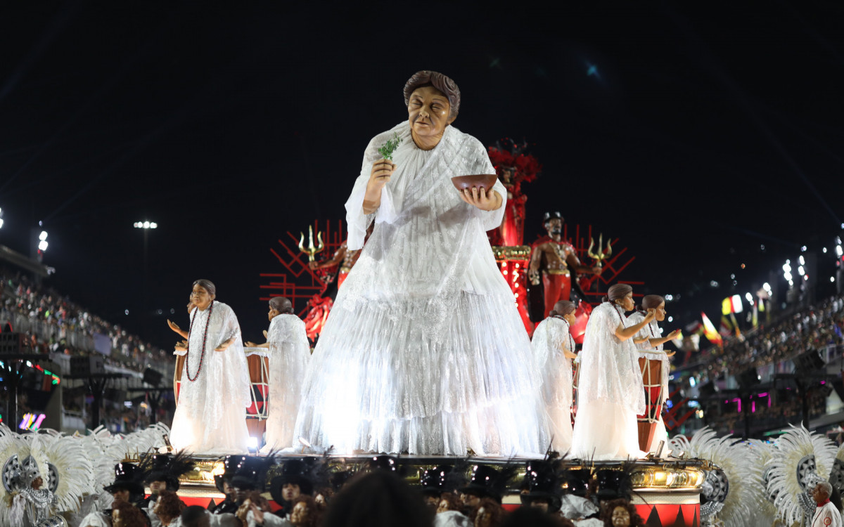 Com o enredo \'O cavalo de Santíssimo e a coroa do Seu 7\', União de Maricá emocionou o público
