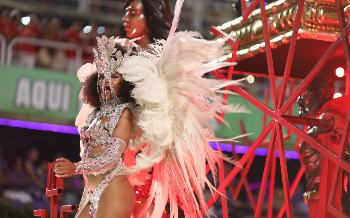 Desfile da S&eacute;rie Ouro Carnaval 2025 - Desfile da G.R.E.S Uni&atilde;o de Maric&aacute;, na Avenida Marqu&ecirc;s de Sapuca&iacute;, no Centro do Rio de Janeiro, nesta sexta-feira (28).  - Pedro Teixeira/Ag&ecirc;ncia O Dia