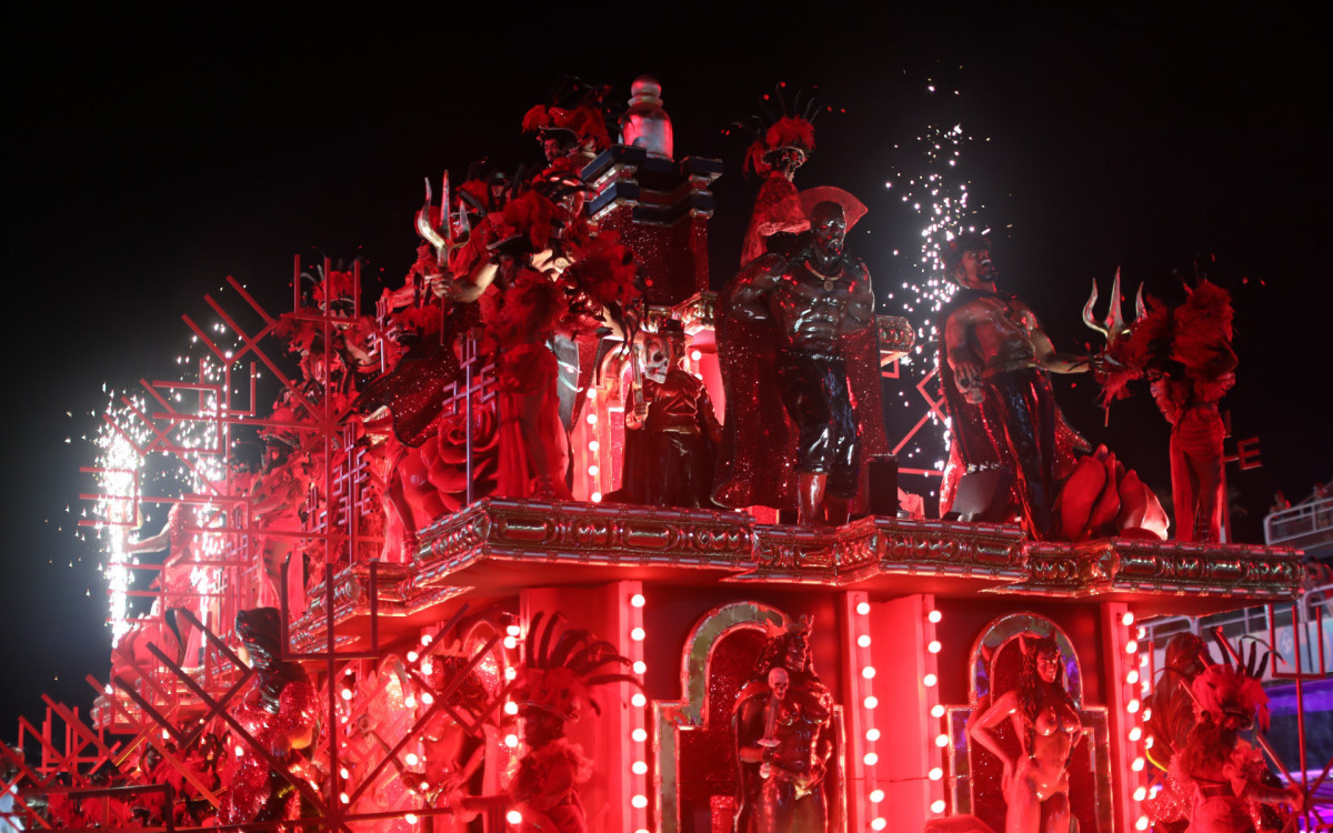 Desfile da S&eacute;rie Ouro Carnaval 2025 - Desfile da G.R.E.S Uni&atilde;o de Maric&aacute;, na Avenida Marqu&ecirc;s de Sapuca&iacute;, no Centro do Rio de Janeiro, nesta sexta-feira (28).  - Pedro Teixeira/Ag&ecirc;ncia O Dia