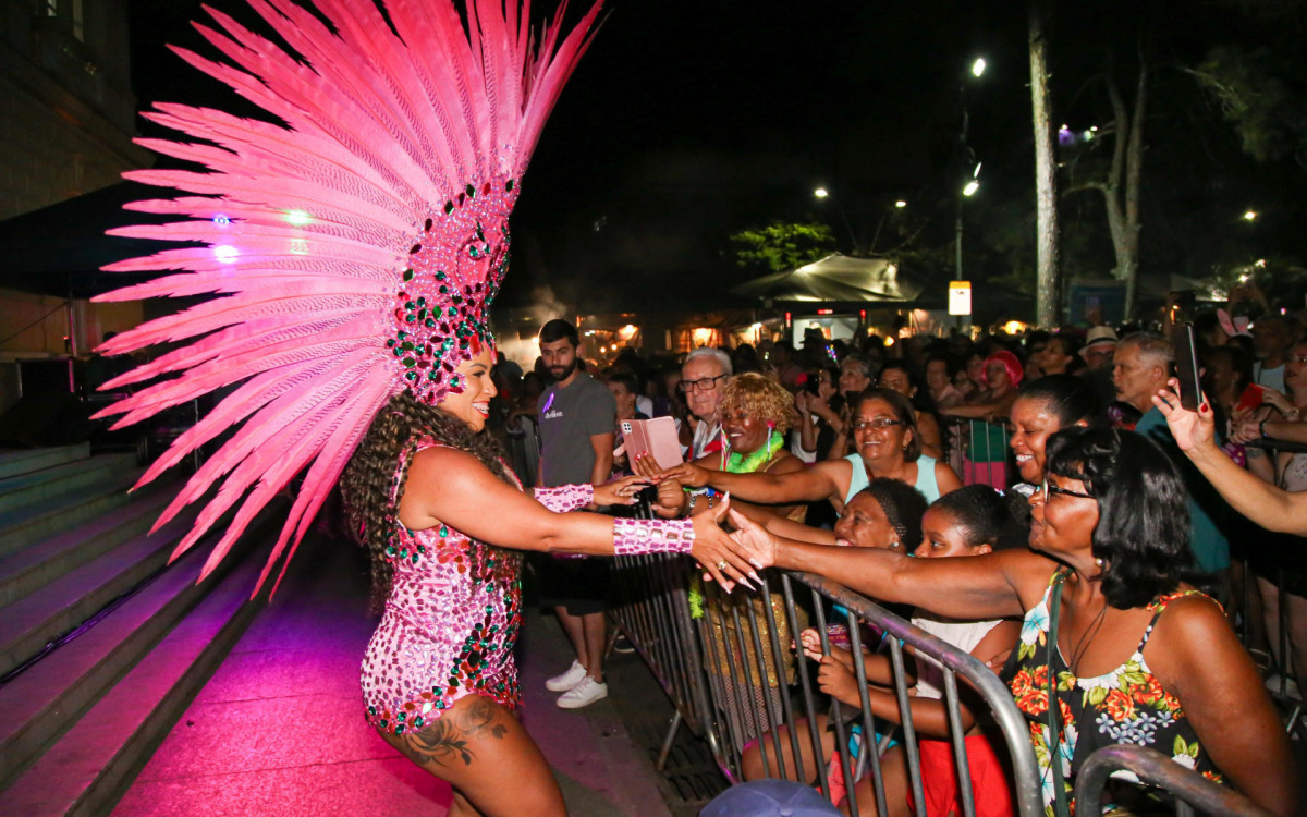 Bateria da Mangueira na Folia Imperial