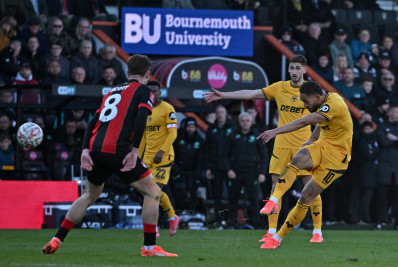Matheus Cunha faz golaço e é expulso em jogo do Wolverhampton
