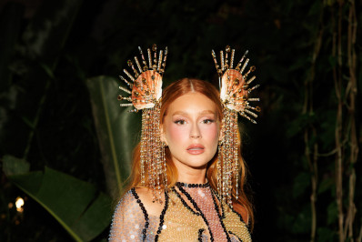 Marina Ruy Barbosa aposta em fenda poderosa e vestido de recortes para baile de Carnaval