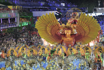 Prejudicada por incêndio, Unidos da Ponte mostra força e garra na Avenida