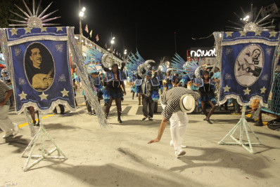 Parque Acari faz bom desfile plástico, mas tem evolução travada e estoura tempo