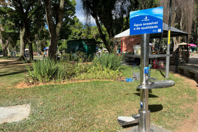 Águas do Imperador instala bebedouro acessível na Praça da Liberdade