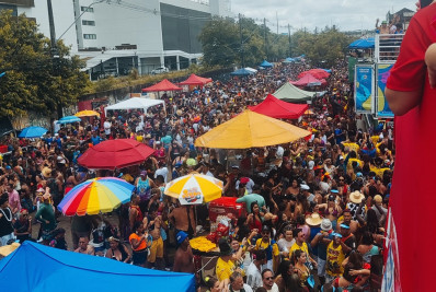 Vídeo: foliões aproveitam o Galo da Madrugada debaixo de chuva em Recife