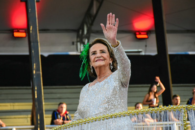 Mãe de Cazuza desfila pela Camisa Verde e Branco em homenagem ao filho