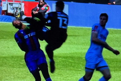 Cena forte: goleiro acerta voadora na cabeça de atacante adversário