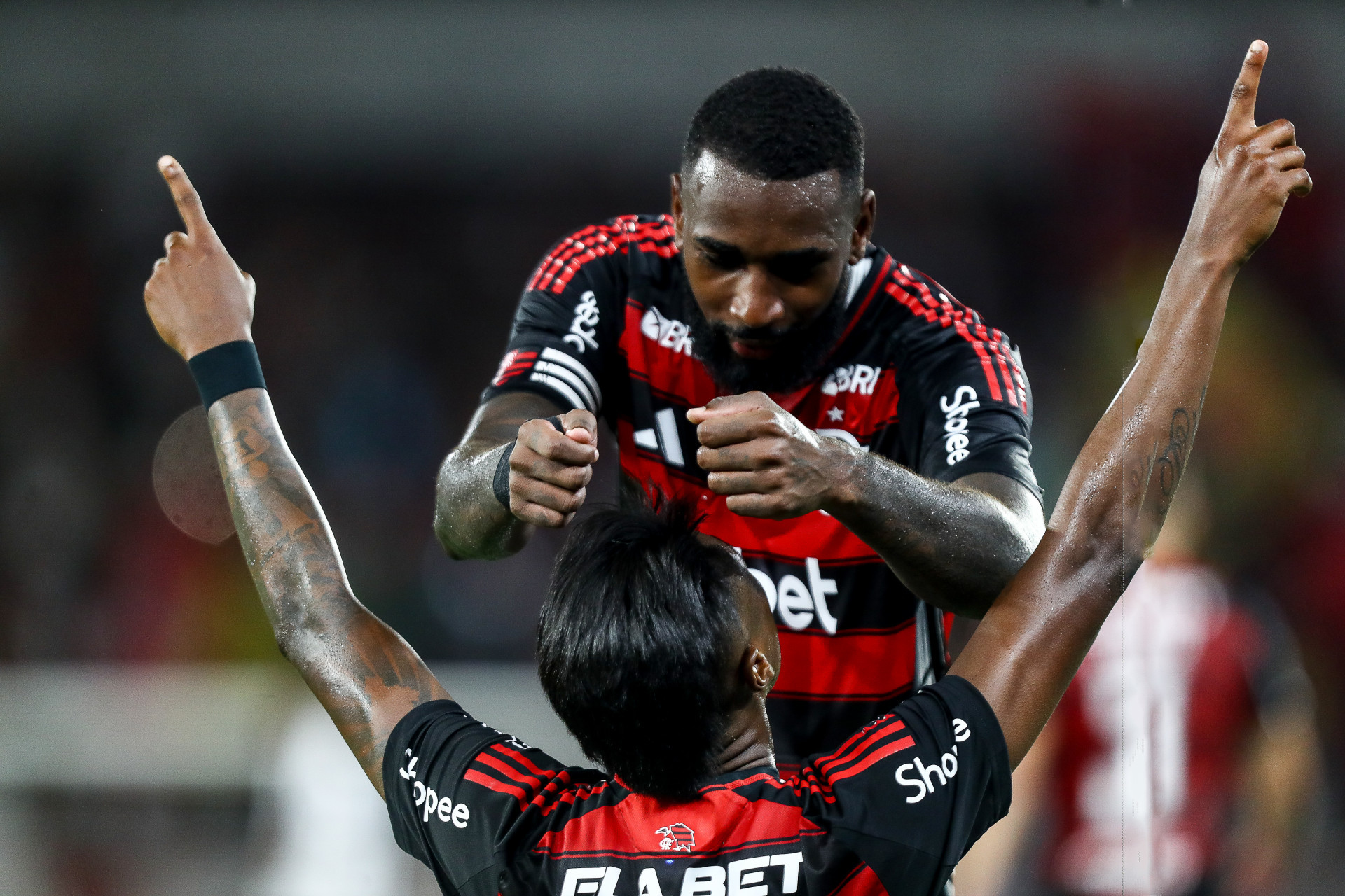 Gerson 'coloca' a coroa em Bruno Henrique, Rei dos Cl&aacute;ssicos - Gilvan de Souza/Flamengo