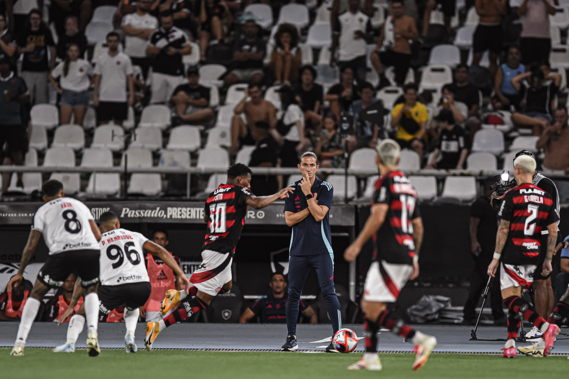 Filipe Luís acompanha o clássico entre Vasco e Flamengo - Paula Reis/Flamengo