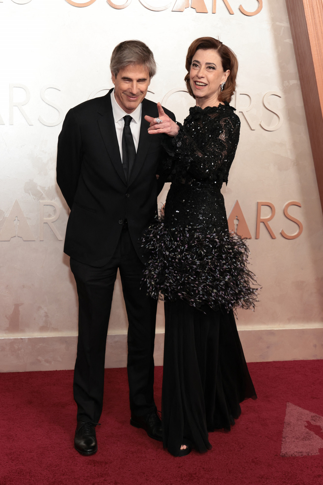 Fernanda Torres e o diretor Walter Salles no 'tapete vermelho' do Oscar - AFP