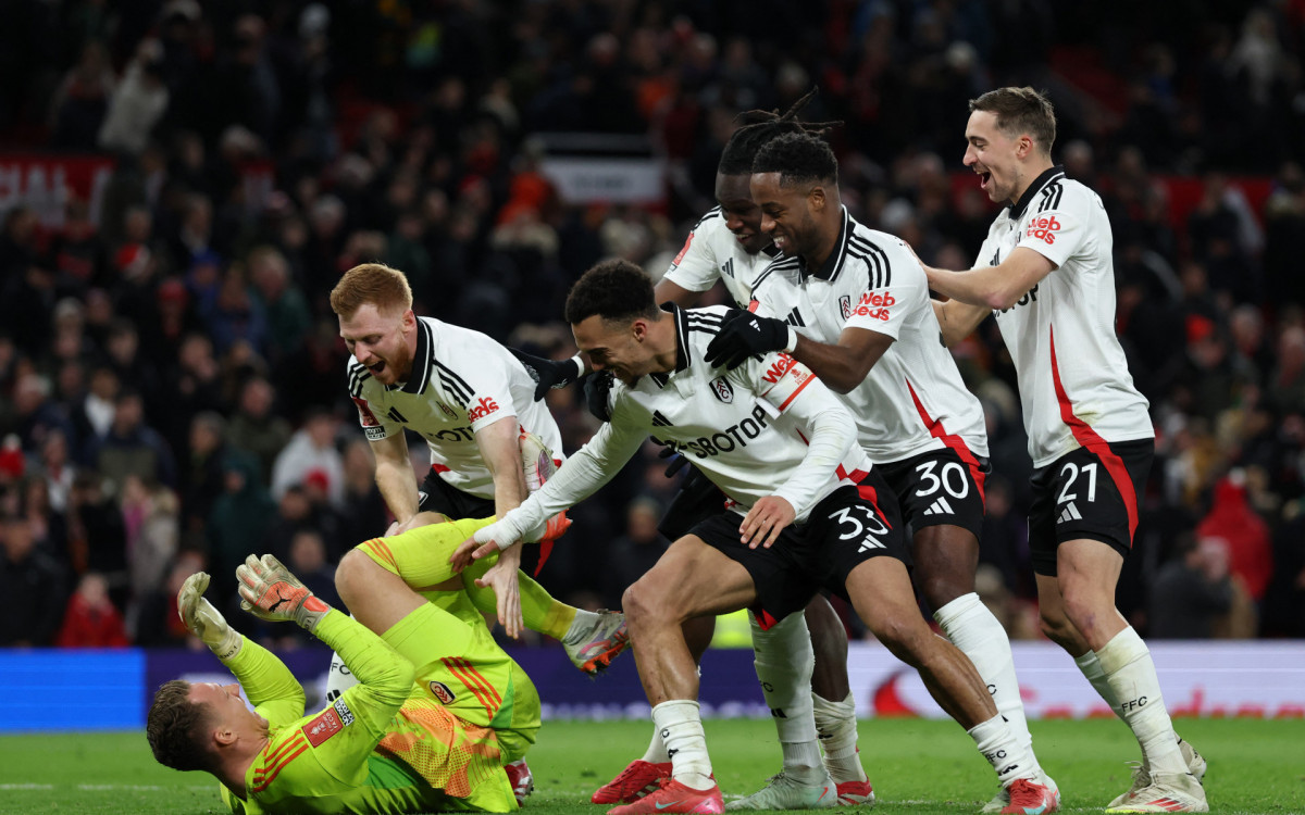 Jogadores do Fulham comemoram classificação com o goleiro Leno