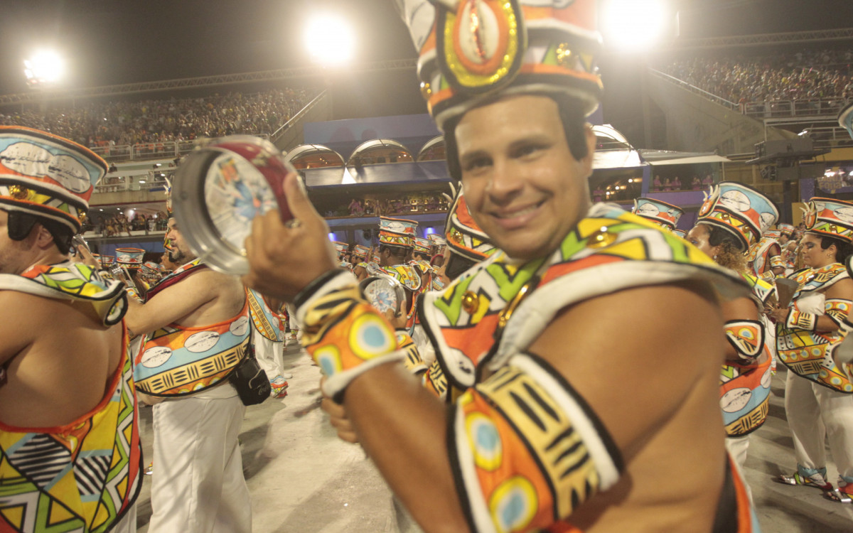 Desfile da Série Ouro Carnaval 2025 - Desfile da G.R.E.S Acadêmicos de Vigário Geral, na Avenida Marquês de Sapucaí, no Centro do Rio de Janeiro, neste sábado (01). Foto: Reginaldo Pimenta / Agencia O Dia