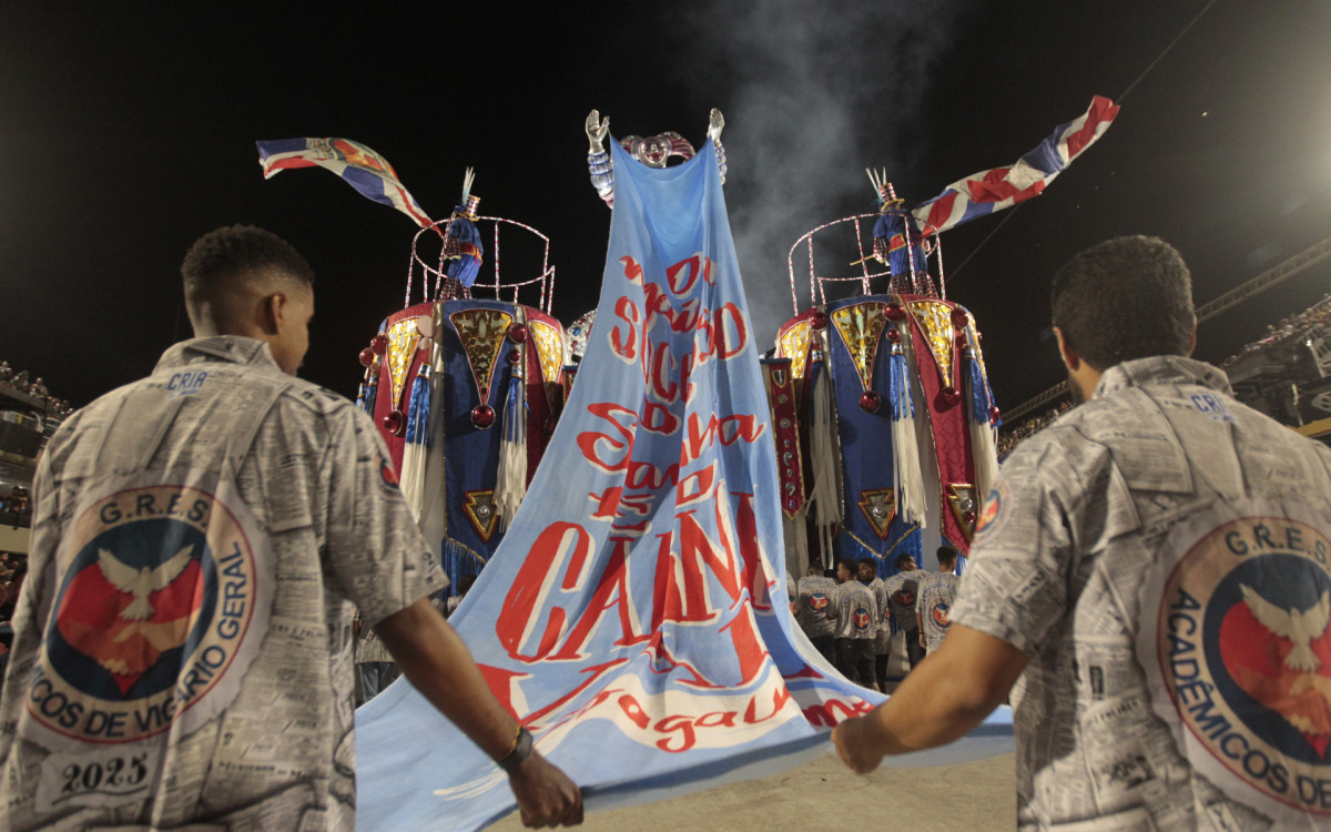 Desfile da Série Ouro Carnaval 2025 - Desfile da G.R.E.S Acadêmicos de Vigário Geral, na Avenida Marquês de Sapucaí, no Centro do Rio de Janeiro, neste sábado (01). Foto: Reginaldo Pimenta / Agencia O Dia
