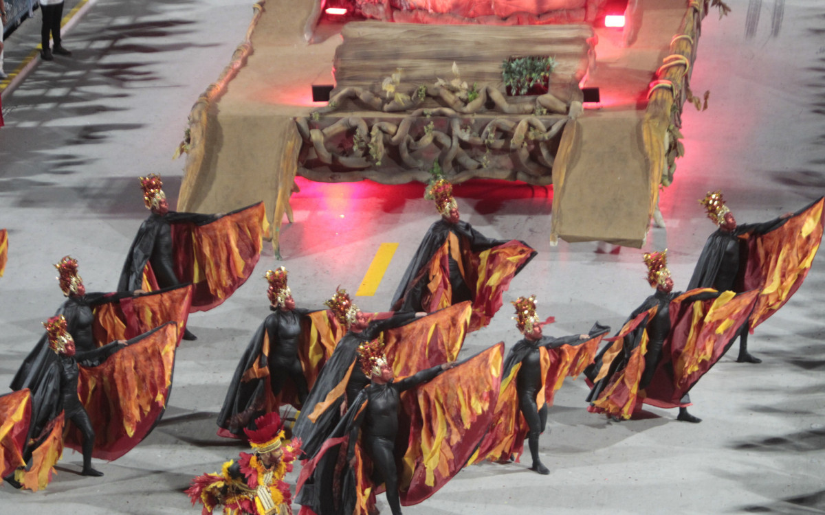 Desfile da Série Ouro Carnaval 2025 - Desfile da G.R.E.S Unidos do Porto da Pedra, na Avenida Marquês de Sapucaí, no Centro do Rio de Janeiro, neste sábado (01).