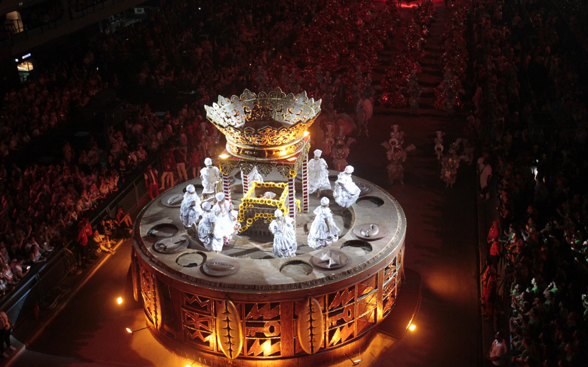 O Boi Vermelho apostou em cores vibrantes, como o tradicional vermelho da escola e o dourado - Reginaldo Pimenta / Agencia O Dia