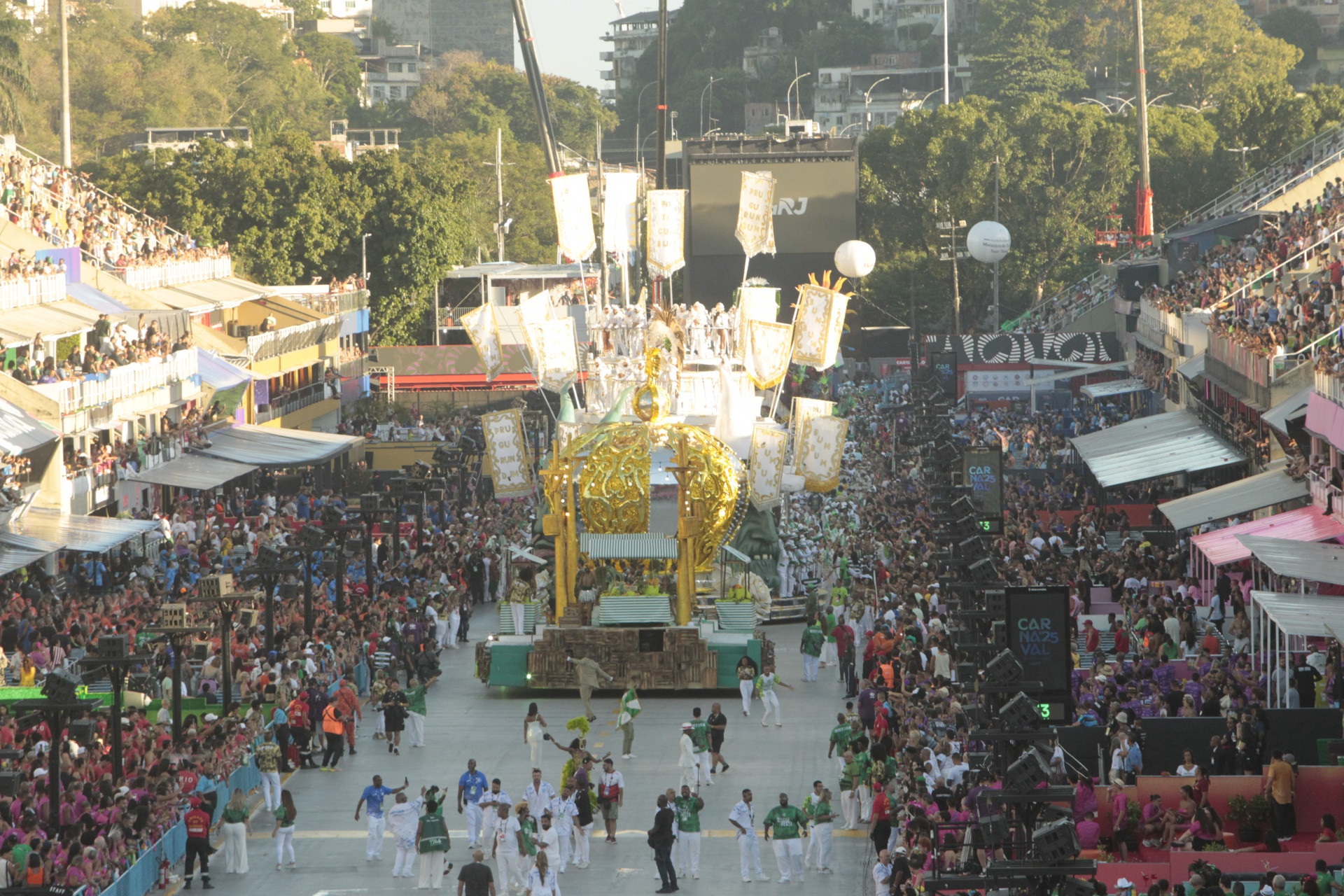 Desfile da Série Ouro Carnaval 2025 - Desfile da G.R.E.S Império Serrano, na Avenida Marquês de Sapucaí, no Centro do Rio de Janeiro, neste sábado (01). - Reginaldo Pimenta / Agencia O Dia