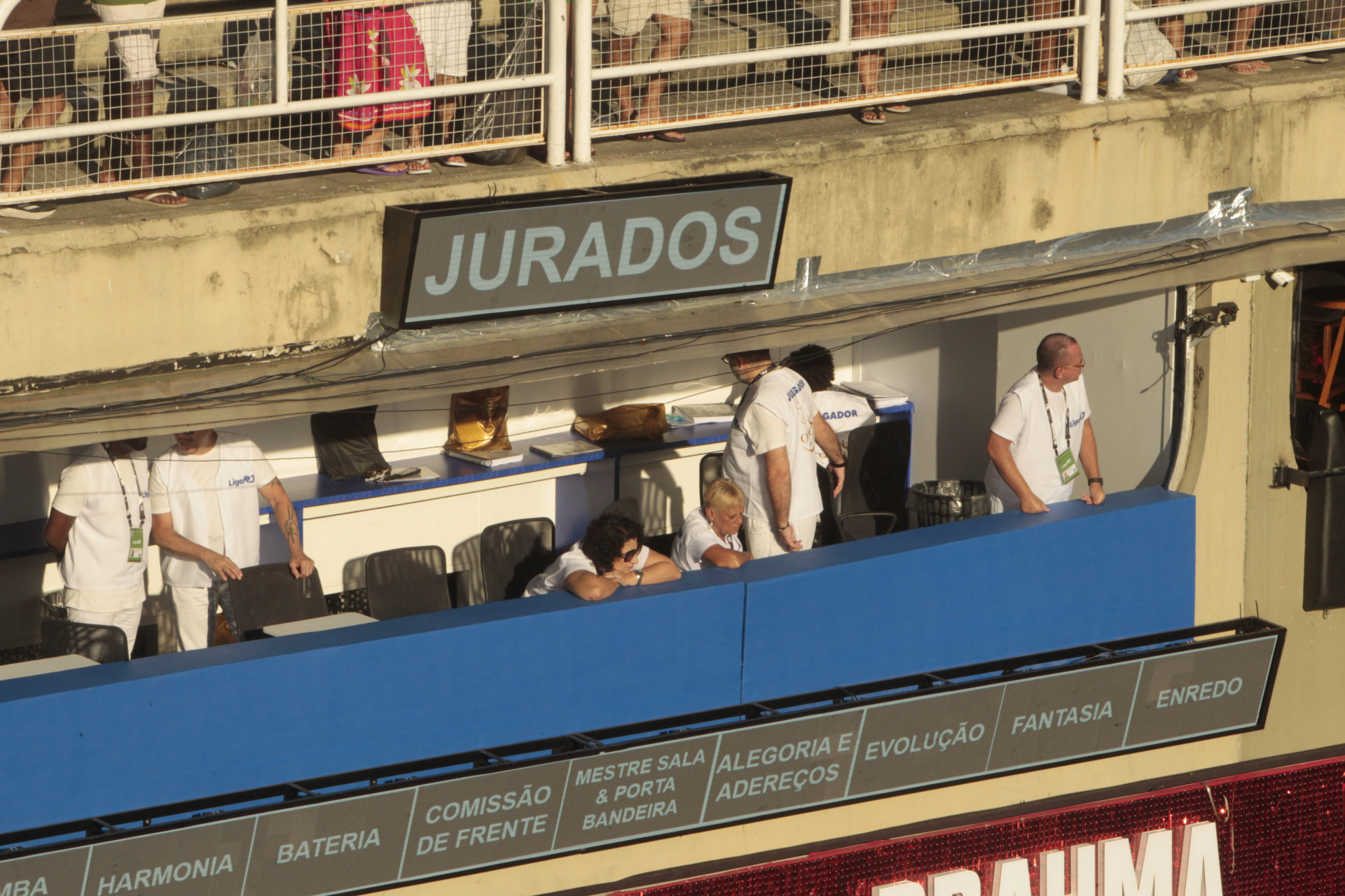 Cabine de jurados durante desfile do Império Serrano; escola não foi avaliada por ter perdido fantasias em incêndio - Reginaldo Pimenta / Agência O Dia