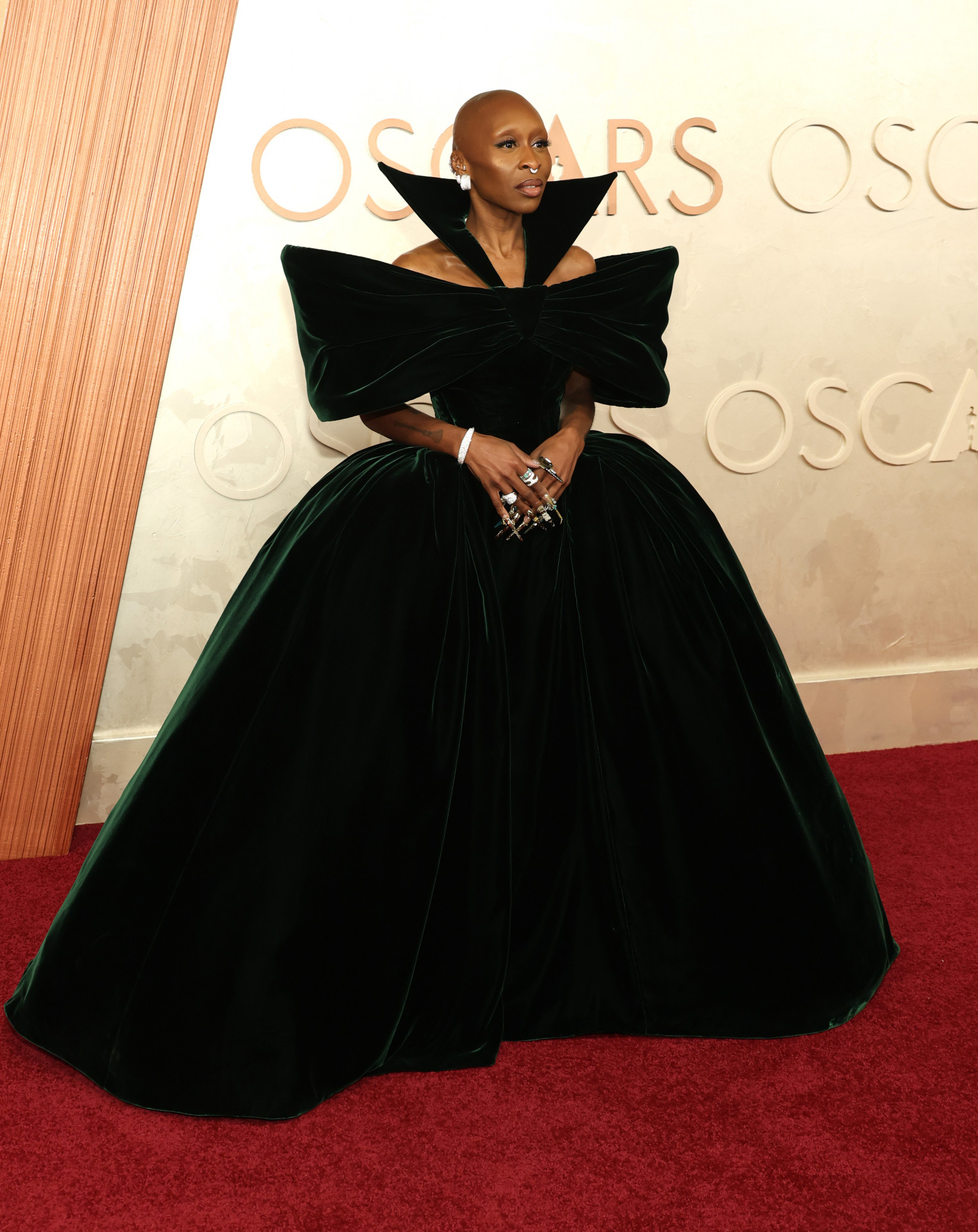 Cynthia Erivo é uma das indicadas ao prêmio de melhor atriz na noite e veste look de veludo verde da Louis Vuitton - AFP