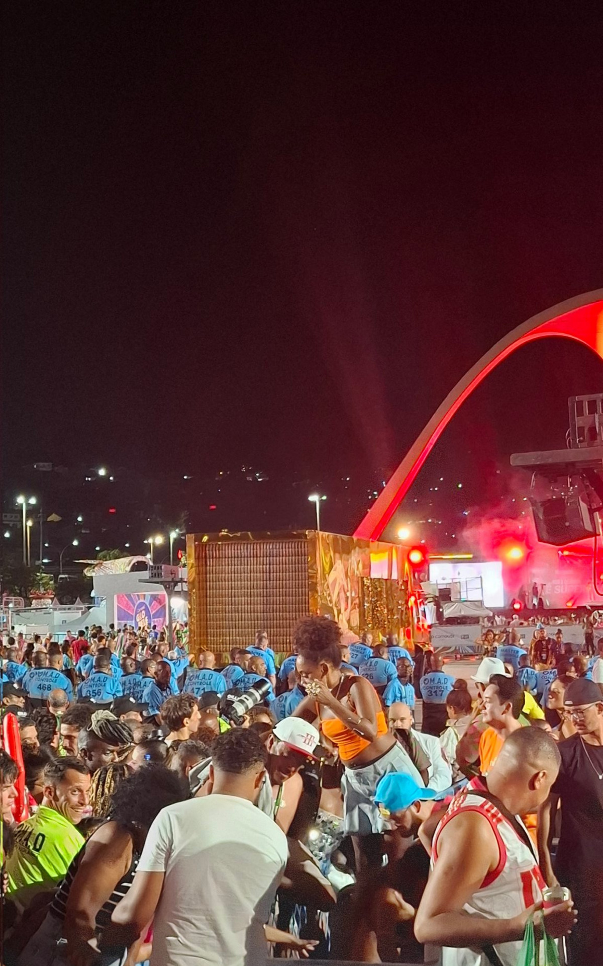 Algumas pessoas tiveram que pular a grade depois que a Mangueira desfilou - Reprodução X