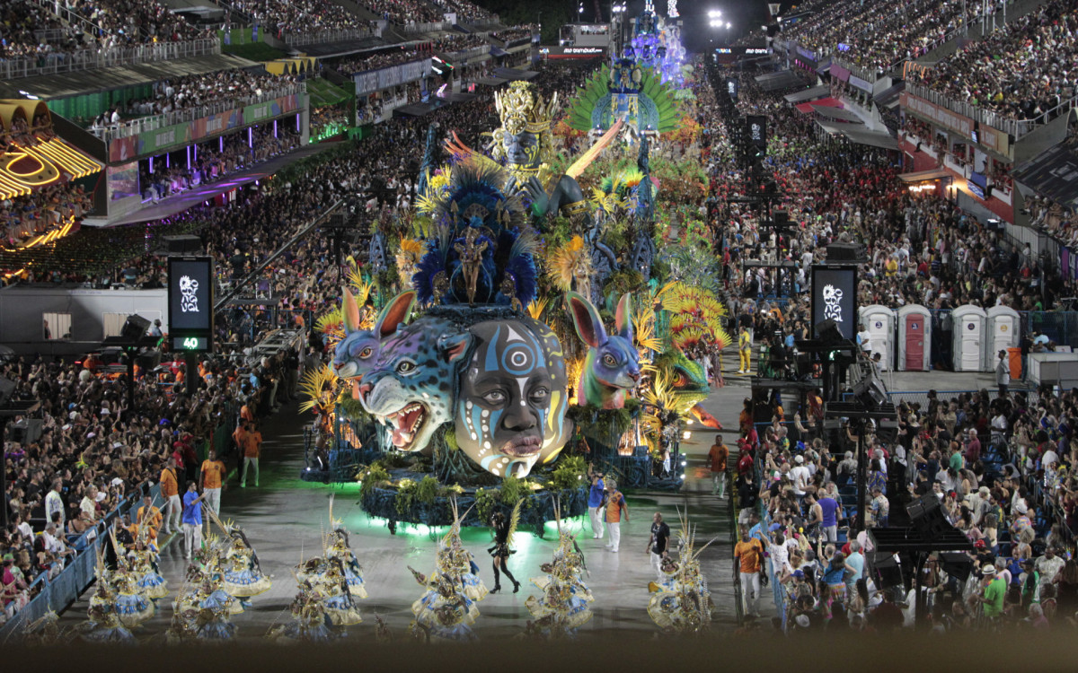 A agress&atilde;o, segundo Vitoria, ocorreu antes de a Unidos da Tijuca desfilar na noite desta segunda-feira (3)