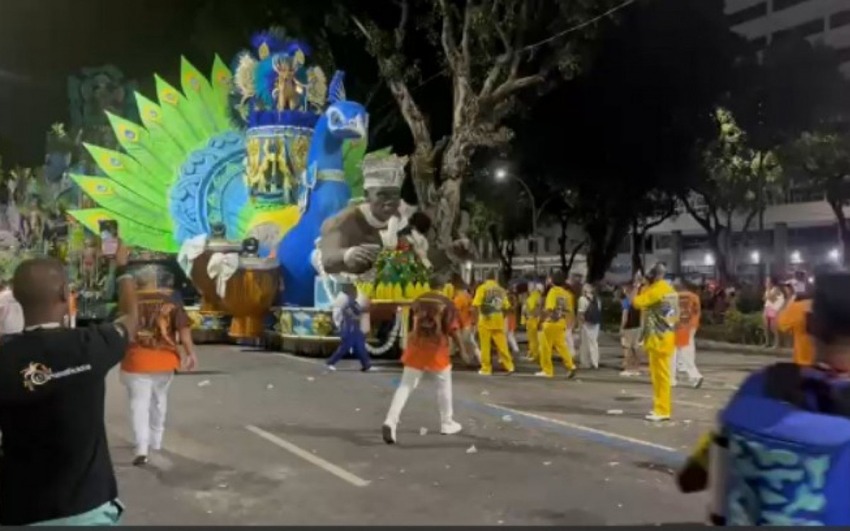 Uma segunda alegoria da Unidos da Tijuca também emperrou em uma árvore antes da entrada da Sapucaí