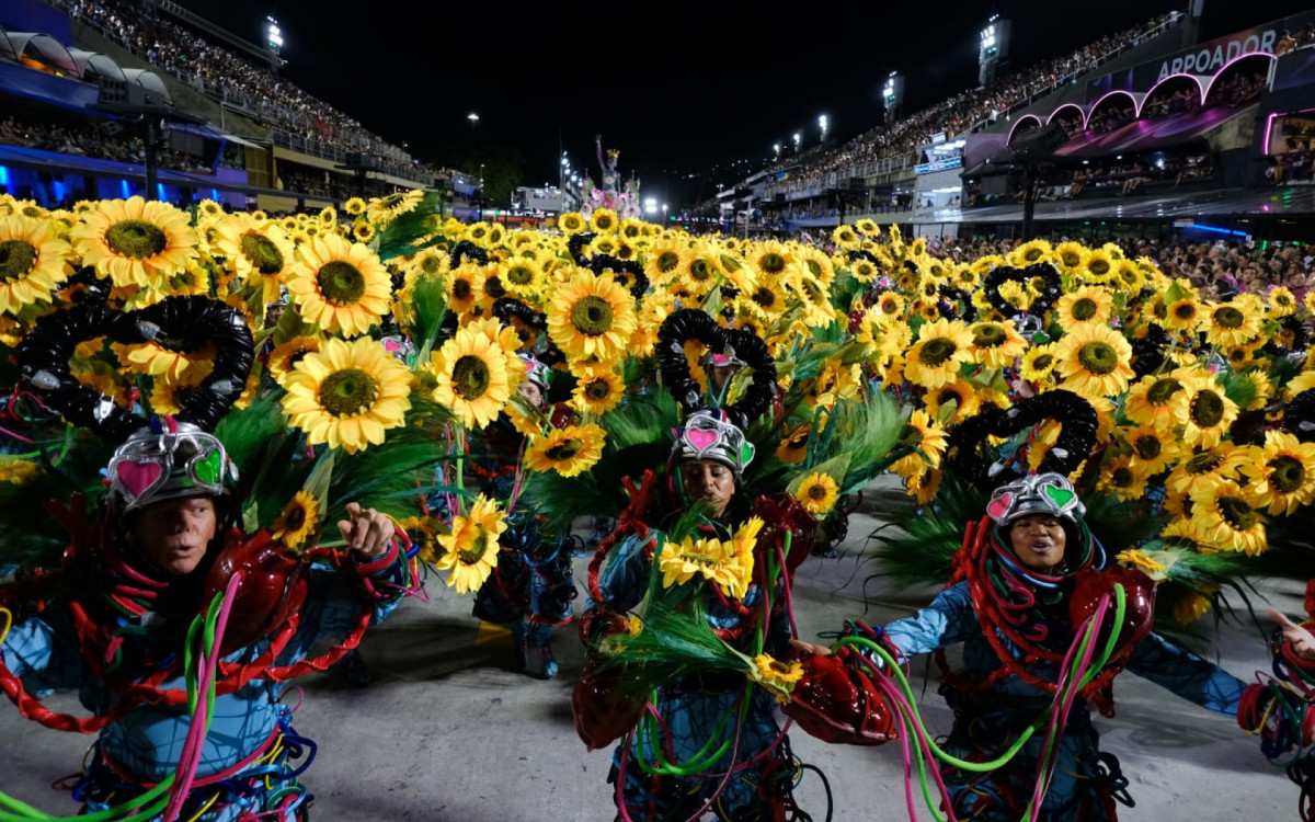 Mangueira fechou o primeiro dia de desfiles do Especial